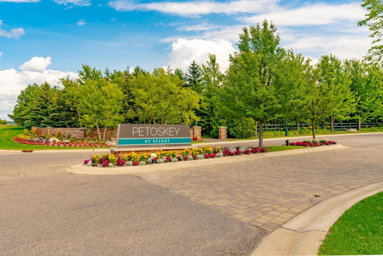 Sun Outdoors Petoskey Bay Harbor Hotel Bagian luar foto
